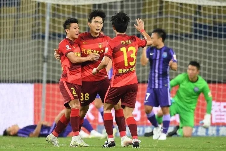 关于山东大胜福建，毫无悬念地保持领先的信息