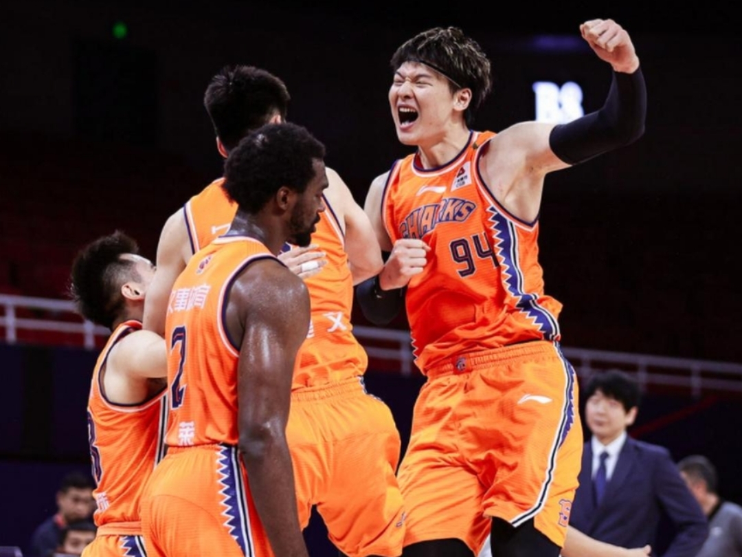 上海队轻取四川队，王哲林关键制胜