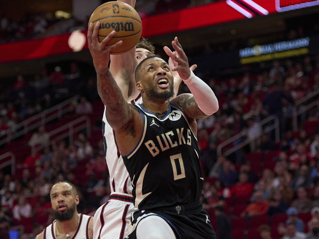 江苏队完胜鹈鹕，利拉德点燃赛场