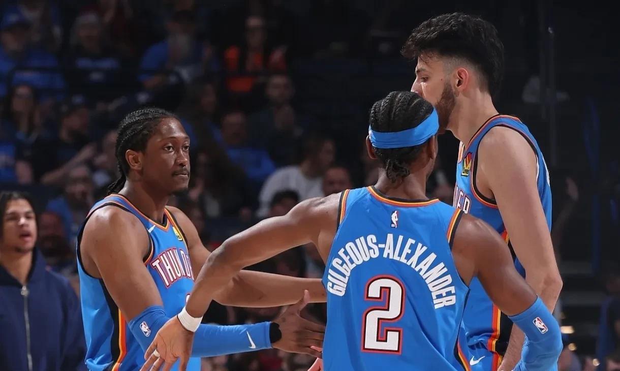 公牛鏖战掘金，克莱统治全场