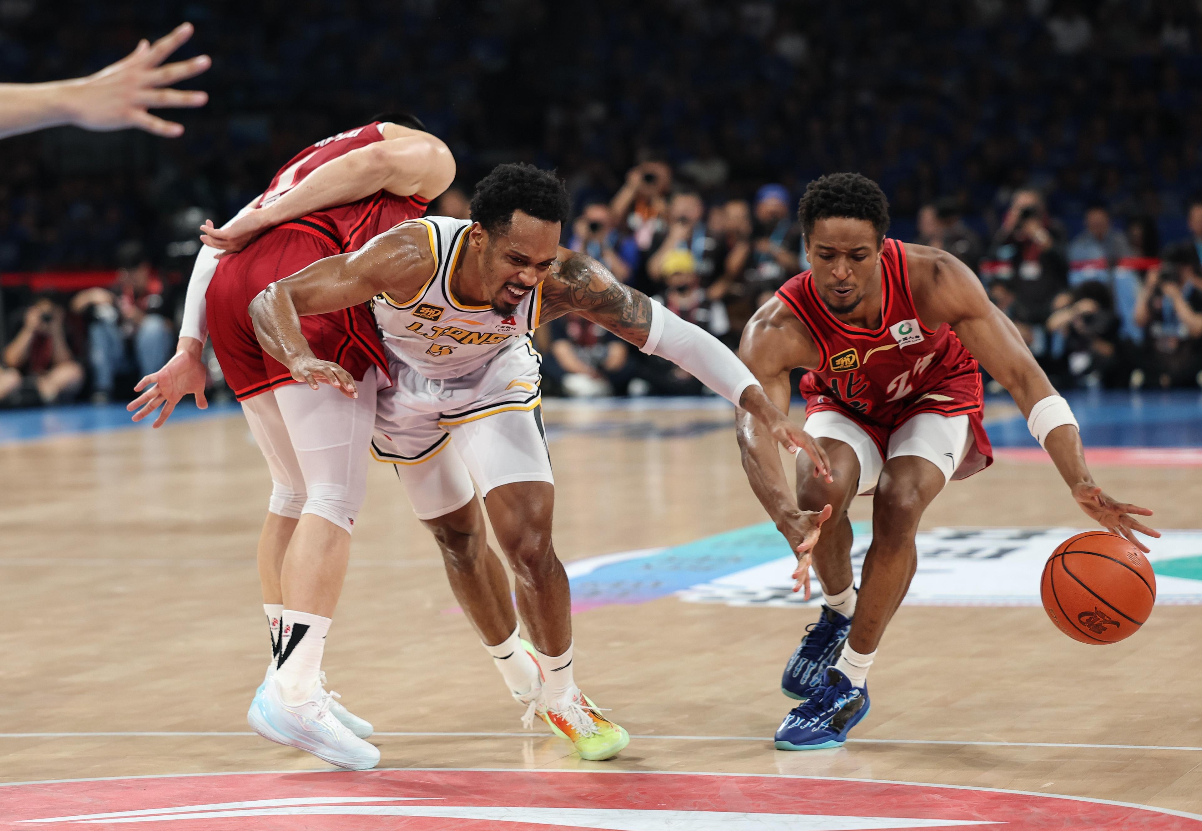 热火鏖战浙江队,伦纳德统治全场 热火鏖战浙江队,伦纳德统治全场