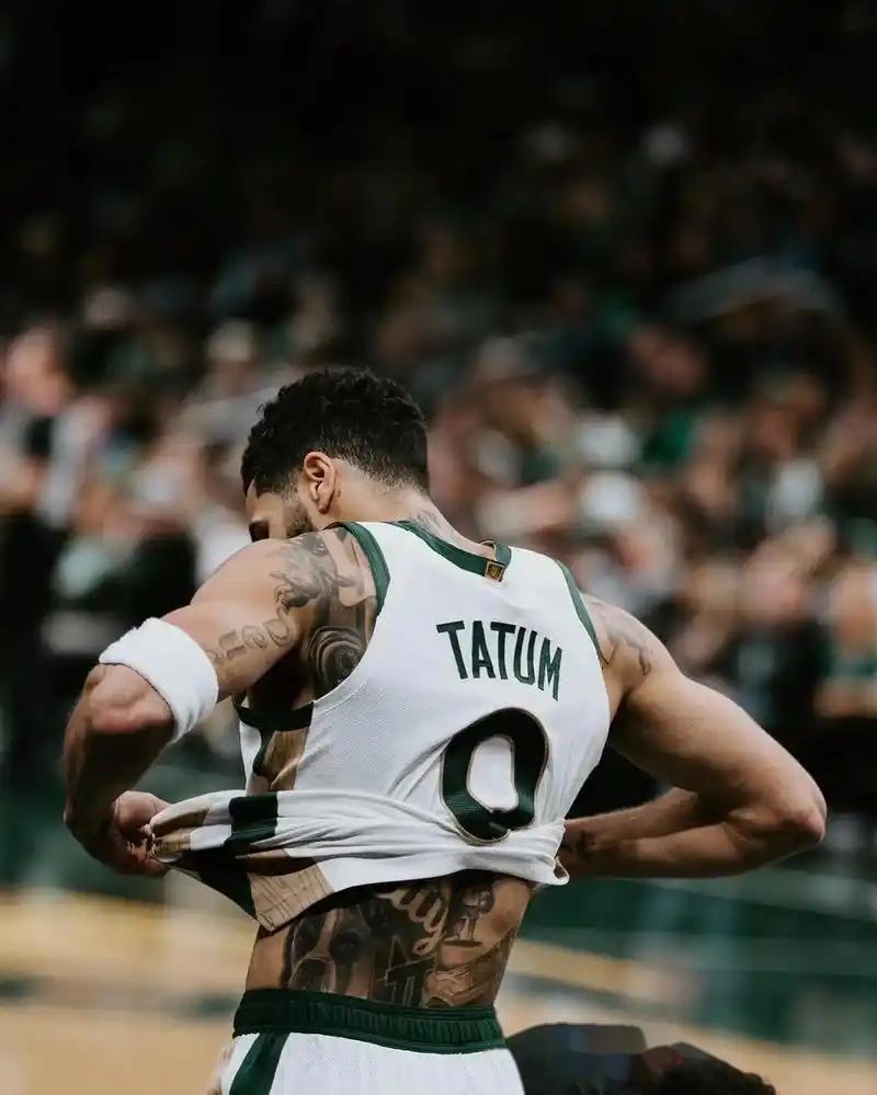 爵士完胜深圳队,塔图姆点燃赛场 爵士完胜深圳队,塔图姆点燃赛场