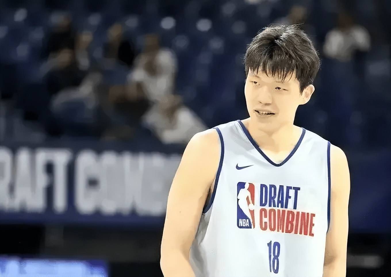 爵士完胜深圳队,塔图姆点燃赛场 爵士完胜深圳队,塔图姆点燃赛场