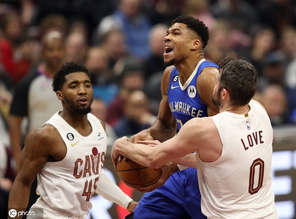 山东队横扫雄鹿,米切尔惊艳四座 山东队横扫雄鹿,米切尔惊艳四座