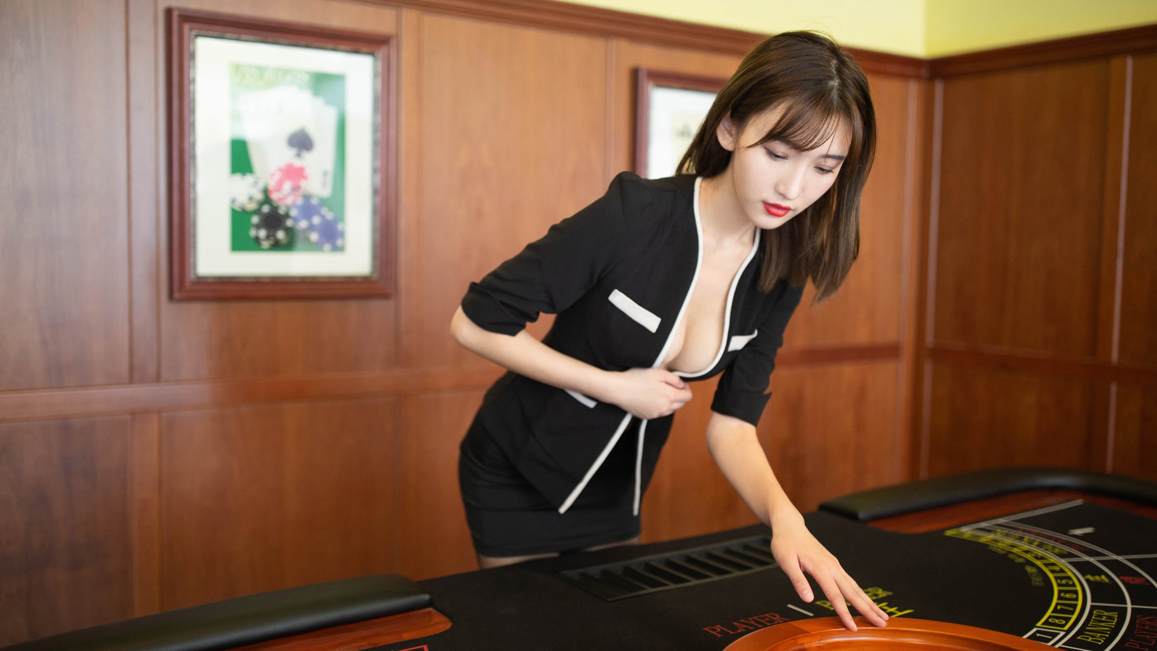 绿茵东决,当里昂踏平几内亚,足球场上演终极焦点战